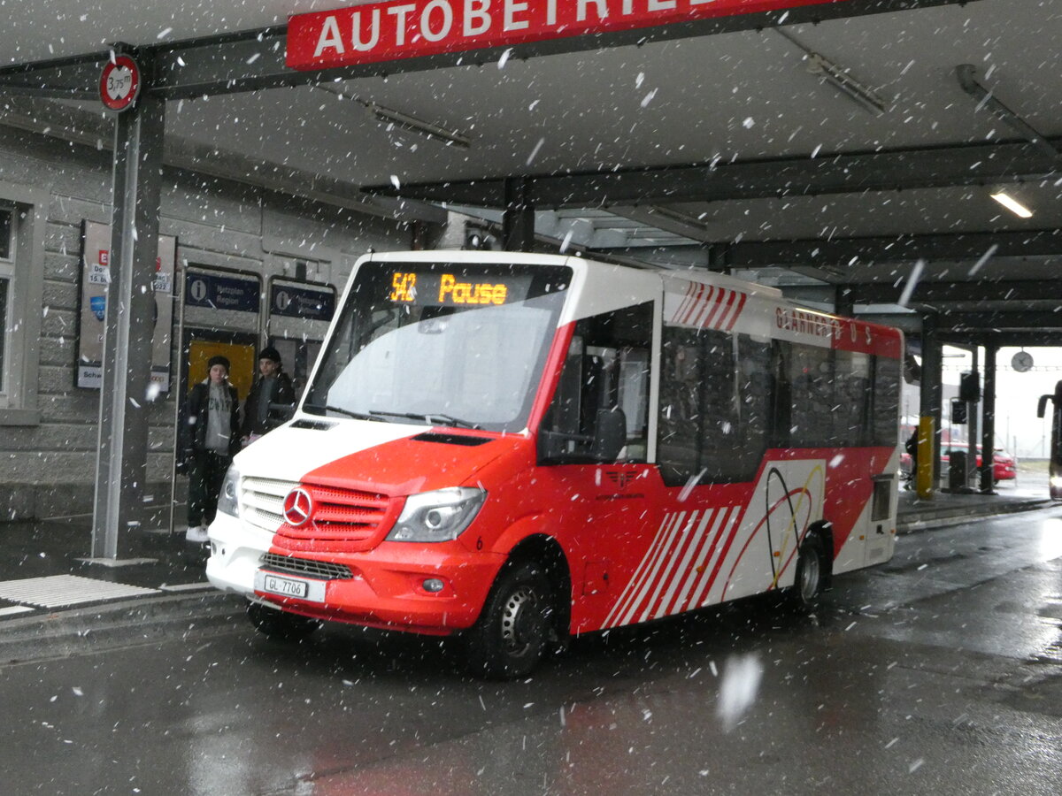 (243'729) - AS Engi - Nr. 6/GL 7706 - Mercedes/Kutsenits am 10. Dezember 2022 beim Bahnhof Schwanden