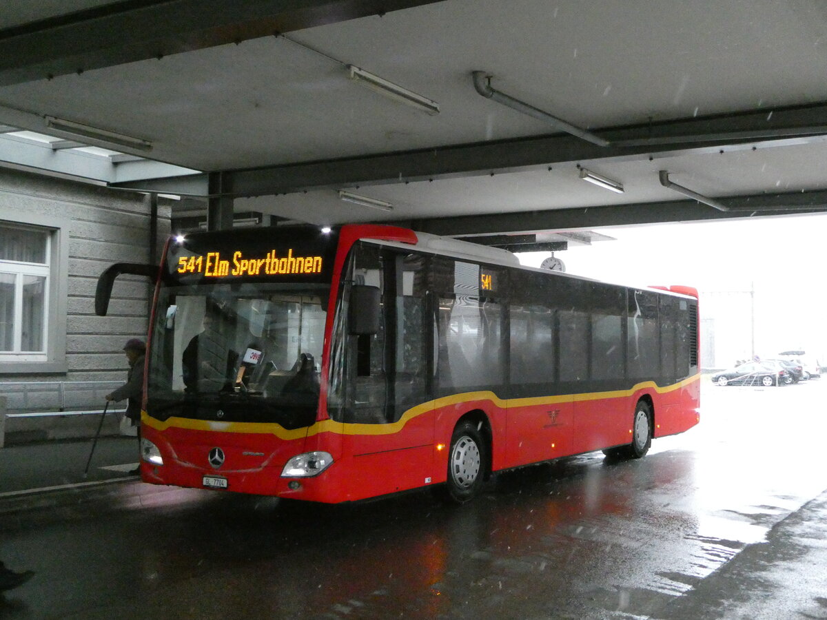 (243'730) - AS Engi - Nr. 4/GL 7704 - Mercedes am 10. Dezember 2022 beim Bahnhof Schwanden