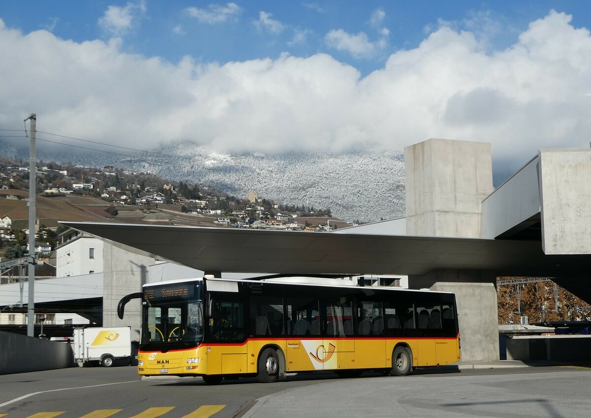 (243'777) - PostAuto Zentralschweiz - Nr. 6/OW 10'003 - MAN (ex Dillier, Sarnen Nr. 6) am 11. Dezember 2022 in Sierre, Busbahnhof