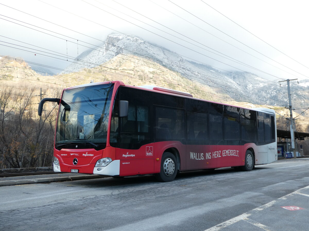 (243'786) - Steiner, Niedergesteln - VS 79'214 - Mercedes am 11. Dezember 2022 beim Bahnhof Raron 