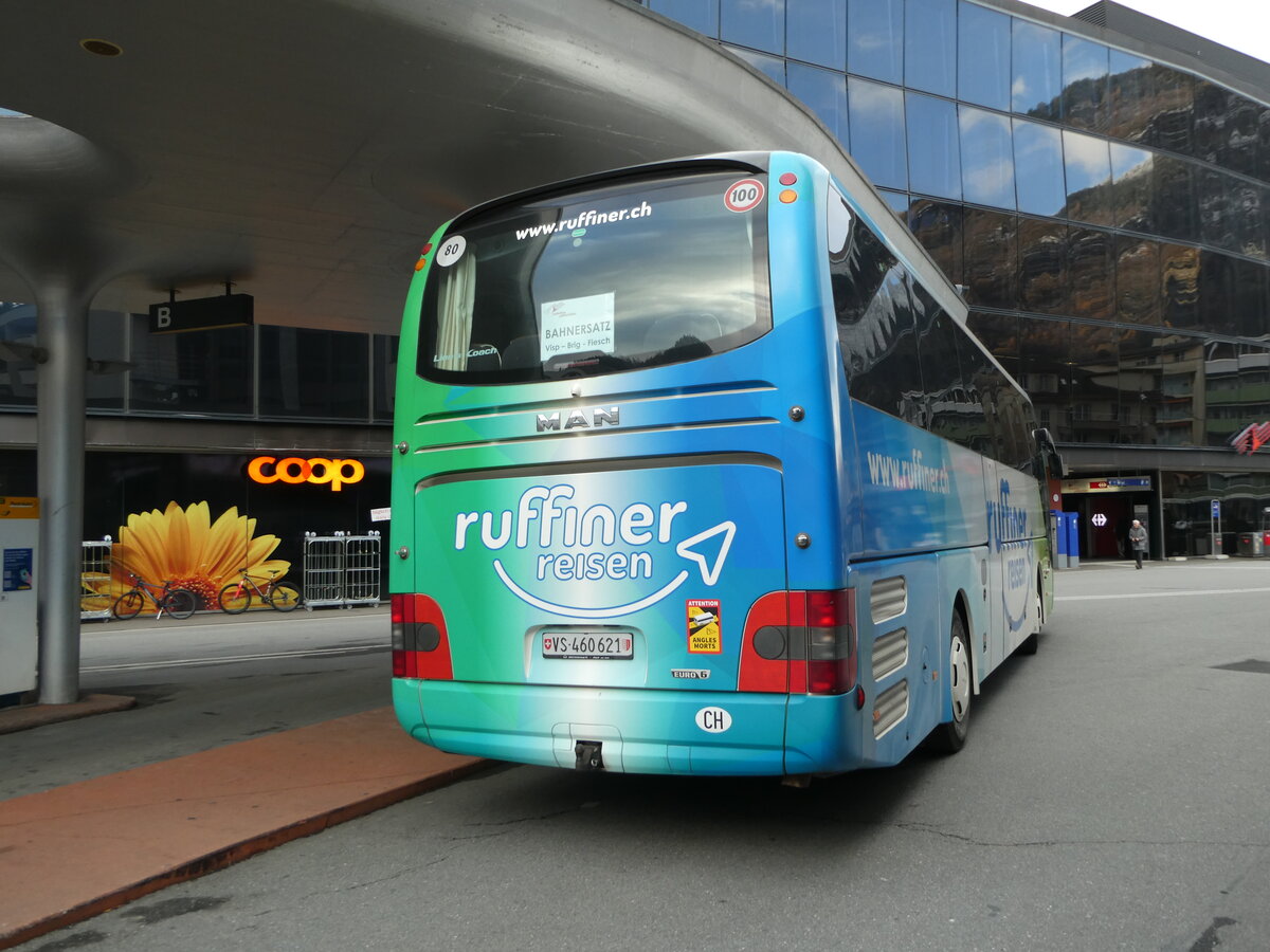 (243'791) - Ruffiner, Turtmann - vS 460'621 - MAN am 11. Dezember 2022 beim Bahnhof Visp