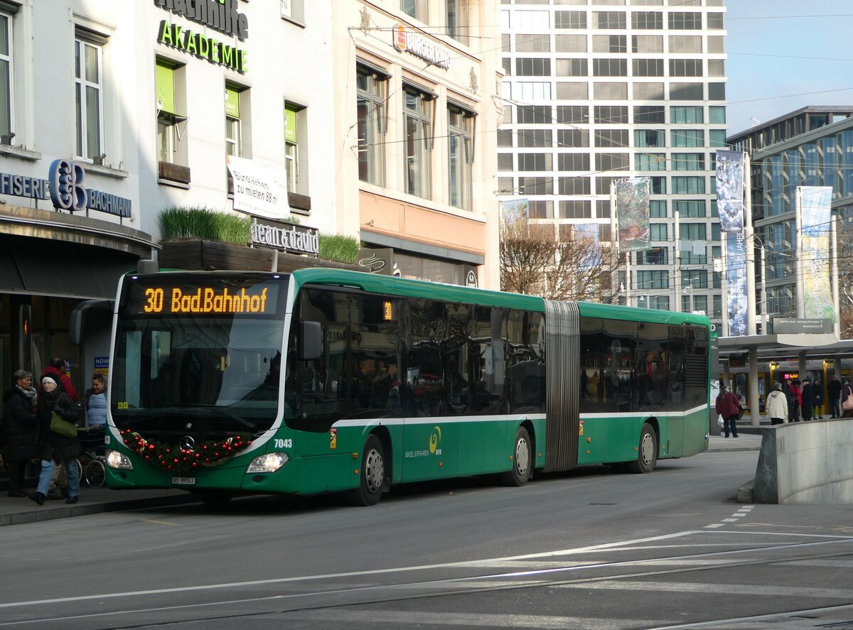 (243'824) - BVB Basel - Nr. 7043/BS 99'343 - Mercedes am 12. Dezember 2022 beim Bahnhof Basel