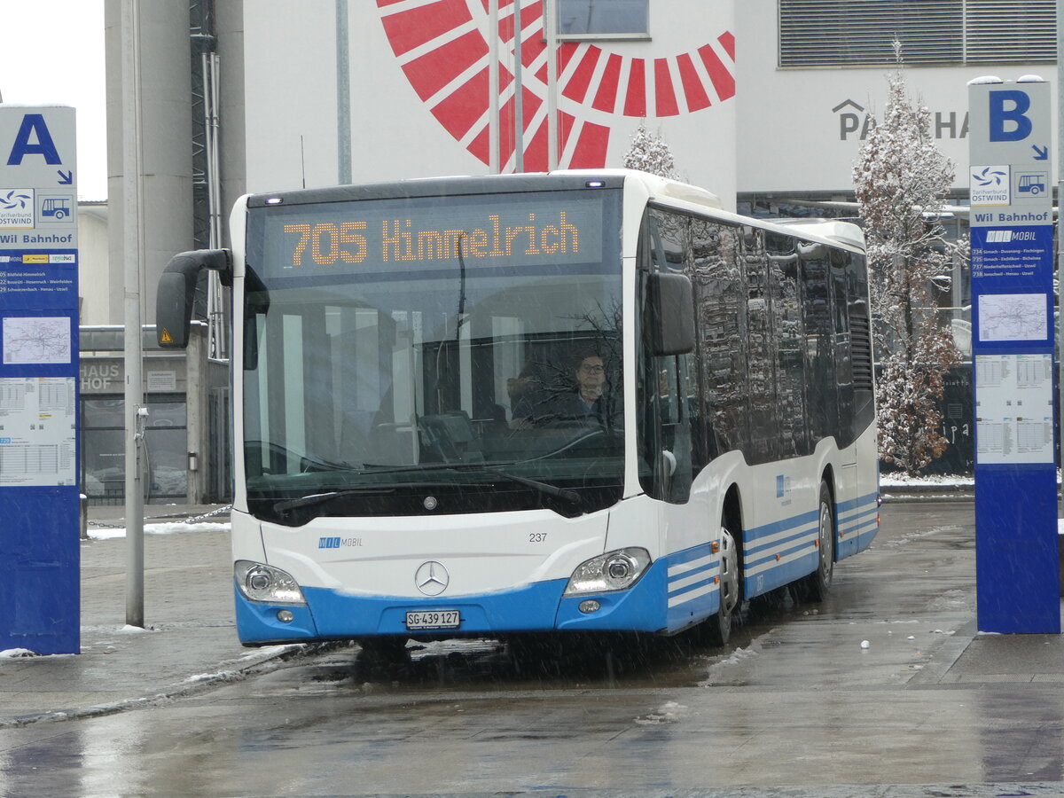 (243'939) - WilMobil, Wil - Nr. 237/SG 439'127 - Mercedes am 16. Dezember 2022 beim Bahnhof Wil