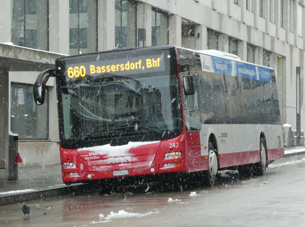 (243'959) - SW Winterthur - Nr. 242/ZH 576'242 - MAN am 16. Dezember 2022 beim Hauptbahnhof Winterthur