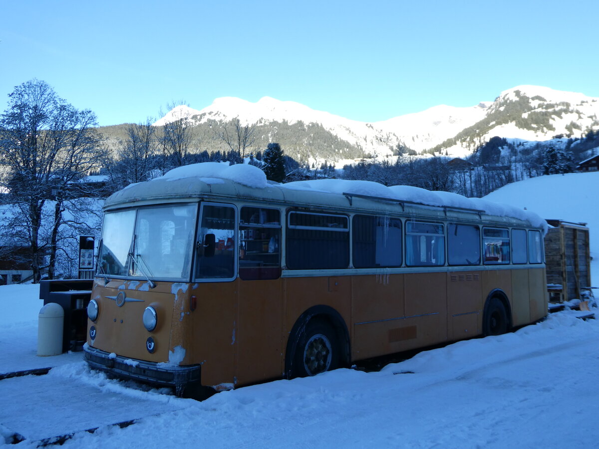 (243'995) - Bus Stop, Grindelwald - Nr. 5 - FBW/R&J (ex Schuler, Orpund; ex Tramverein, Bern; ex Meier, Studen; ex Schr, Aegerten; ex ABM Meinisberg Nr. 5; ex ABM Meinisberg Nr. 1) am 18. Dezember 2022 in Grindelwald, Steinacher