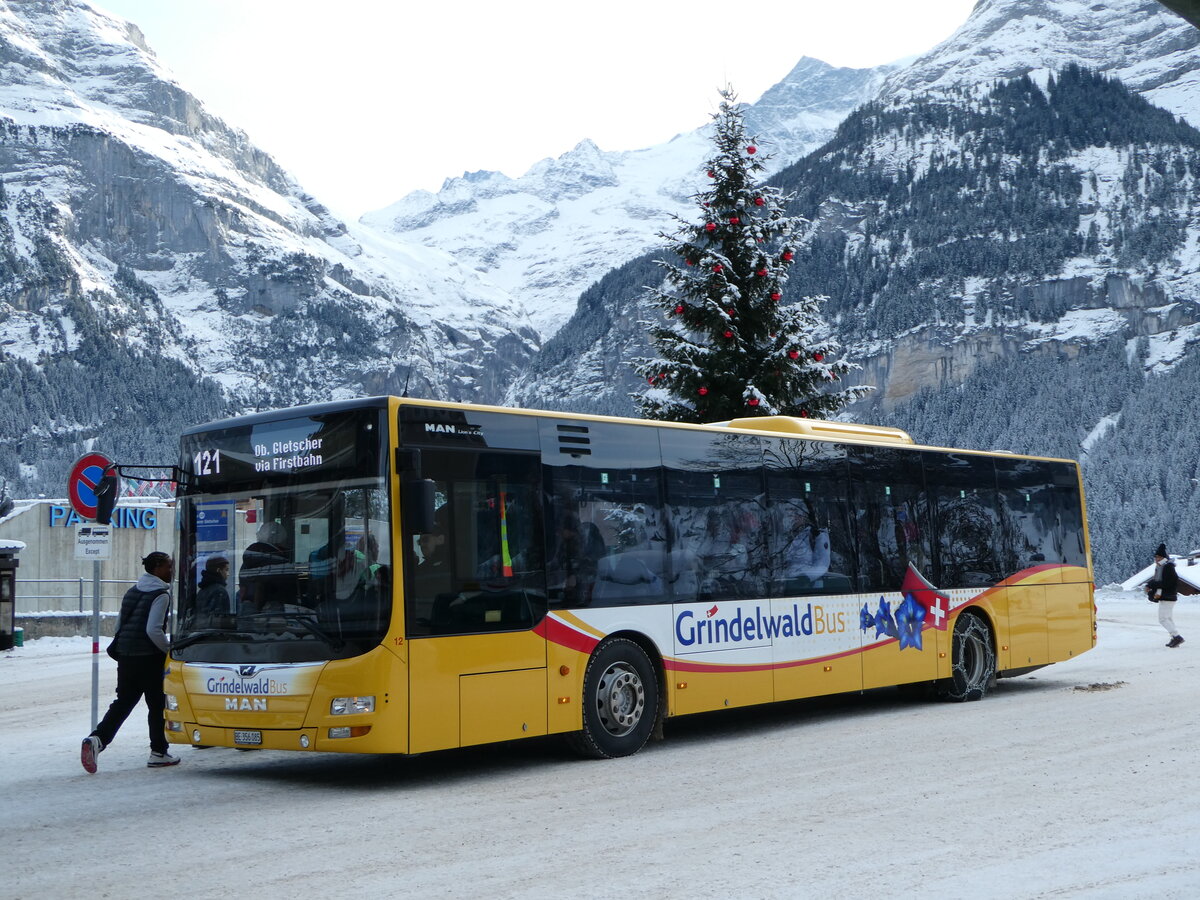 (244'015) - Grindelwaldbus, Grindelwald - Nr. 12/BE 356'085 - MAN am 18. Dezember 2022 beim Bahnhof Grindelwald