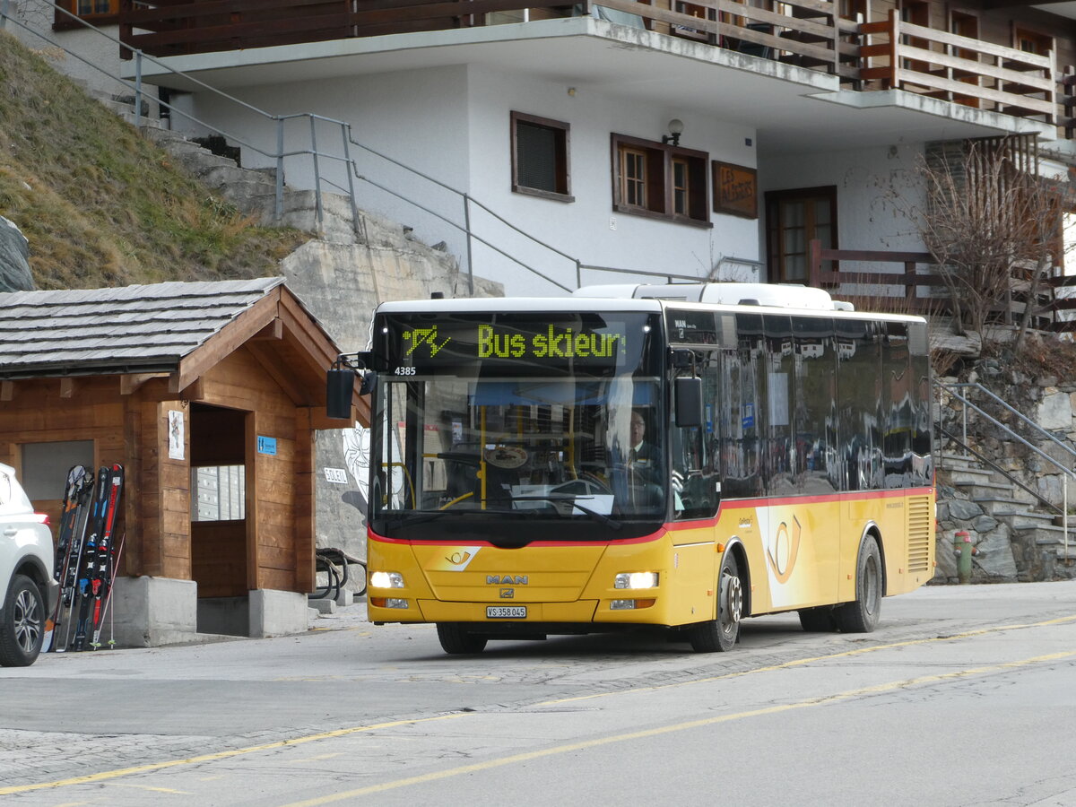 (244'125) - PostAuto Wallis - Nr. 28/VS 358'045 - MAN/Gppel (ex AAGU Altdorf Nr. 72; ex PostAuto Bern; ex PostAuto Bern Nr. 217; ex RBS Worblaufen Nr. 217) am 26. Dezember 2022 in St-Luc, Post