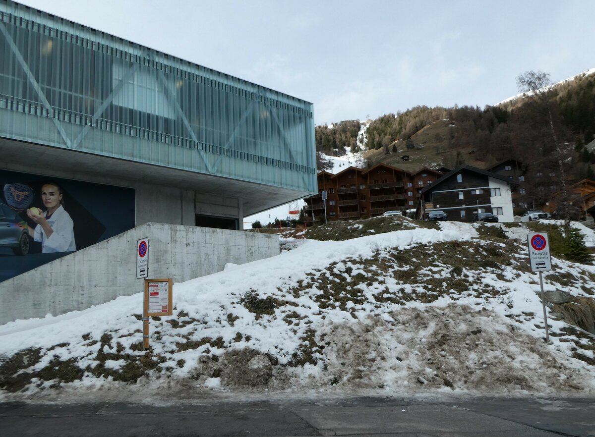 (244'144) - Bus-Navette-Haltestelle am 26. Dezember 2022 in Grimentz, Tlcabine