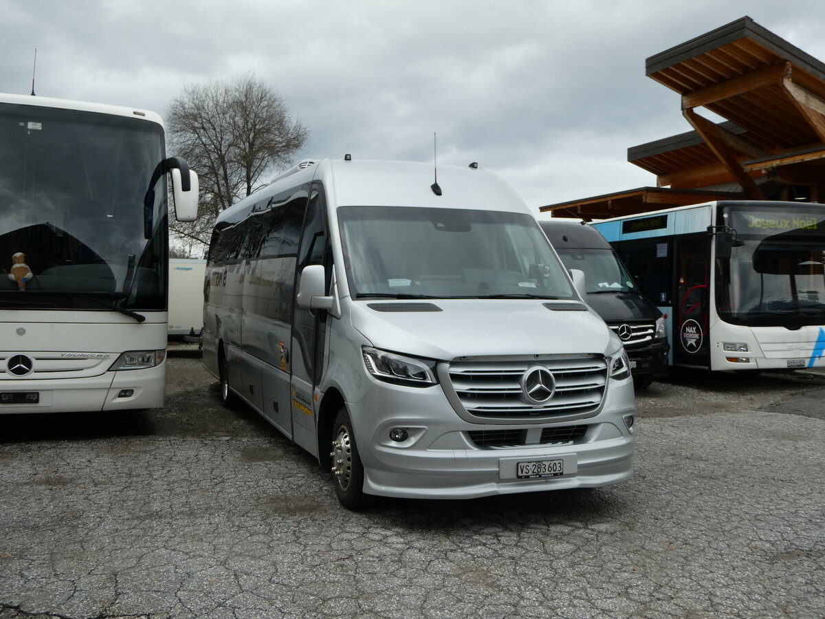 (244'171) - Nax Excursions, Nax - VS 283'603 - Mercedes am 26. Dezember 2022 in Nax, Garage