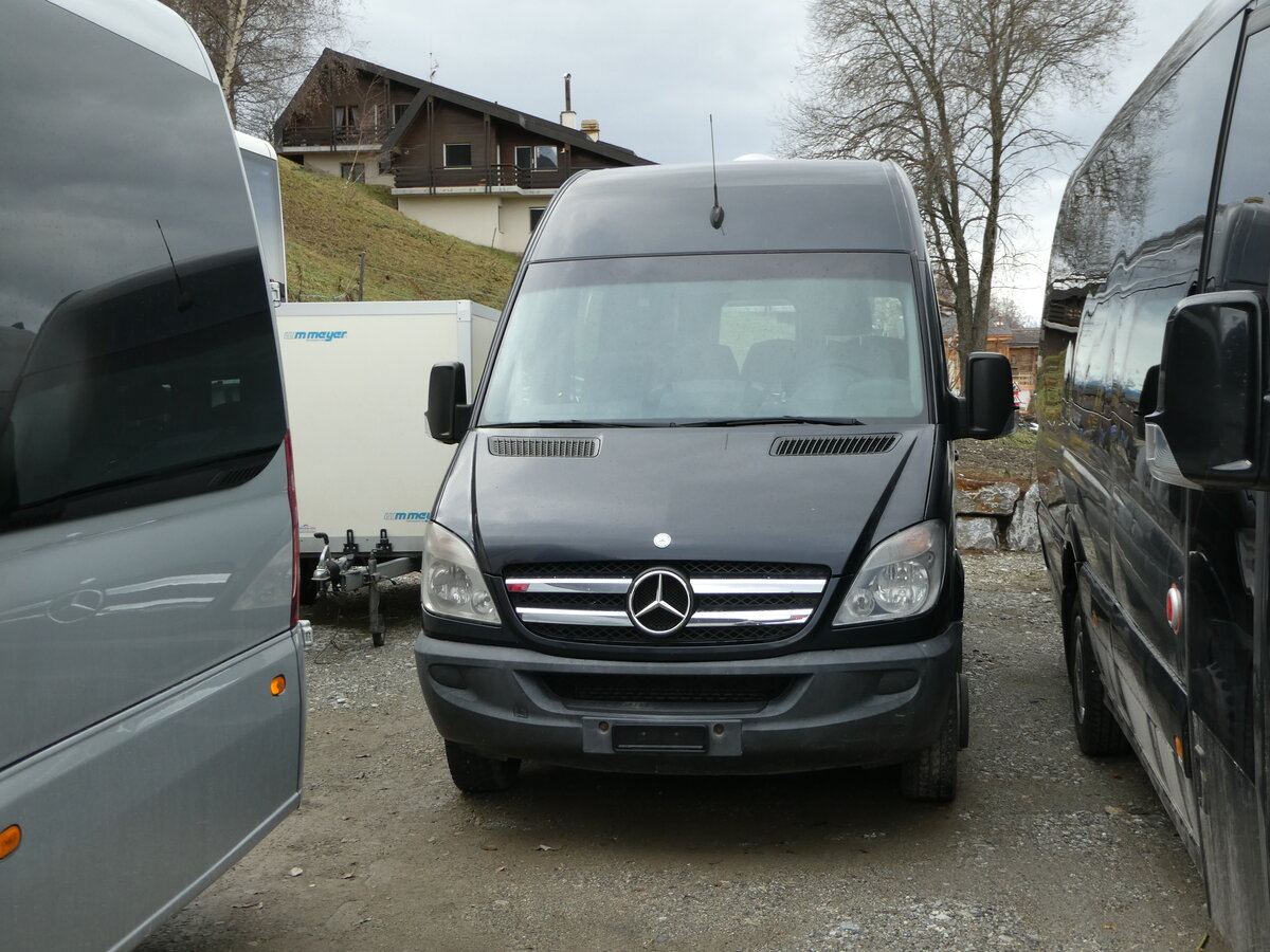 (244'174) - Nax Excursions, Nax - Mercedes am 26. Dezember 2022 in Nax, Garage