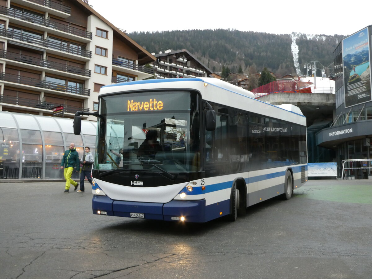 (244'203) - Lathion, Sion - Nr. 25/V 404'042 - Scania/Hess (ex AHW Horgen; ex ZVB Zug Nr. 140) am 26. Dezember 2022 in Haute-Nendaz, Tlcabine