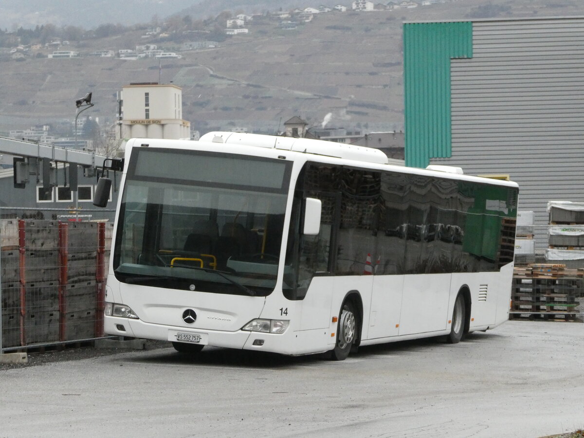 (244'213) - Lathion, Sion - Nr. 14/VS 552'757 - Mercedes (ex SB Schaffhausen Nr. 28) am 26. Dezember 2022 in Sion, Garage