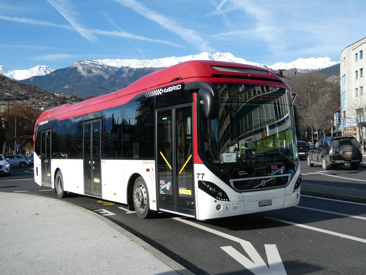 (244'256) - PostAuto Wallis - Nr. 77/VS 459'800 - Volvo am 28. Dezember 2022 beim Bahnhof Sion