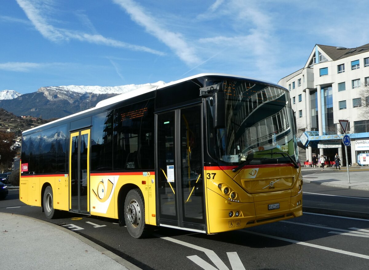 (244'261) - PostAuto Wallis - Nr. 37/VS 471'466 - Volvo am 28. Dezember 2022 beim Bahnhof Sion