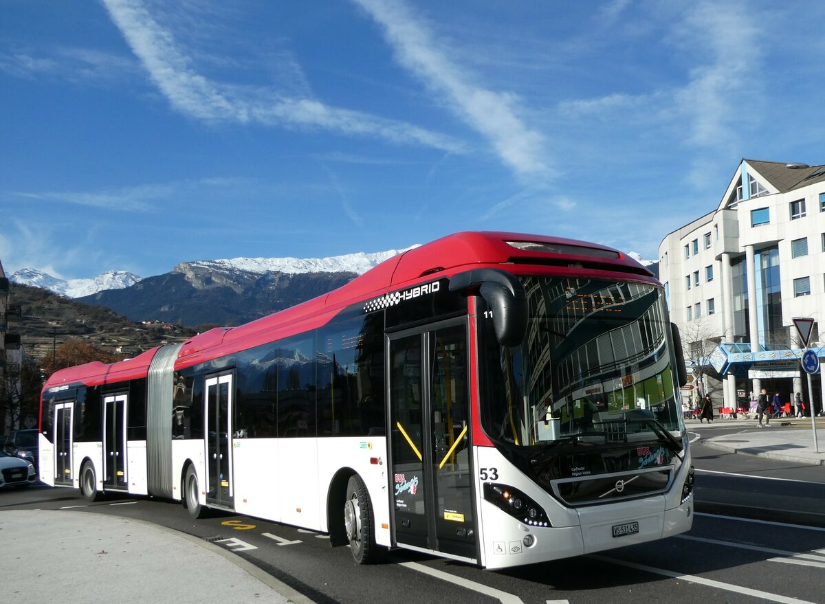 (244'263) - PostAuto Wallis - Nr. 53/VS 531'435 - Volvo am 28. Dezember 2022 beim Bahnhof Sion