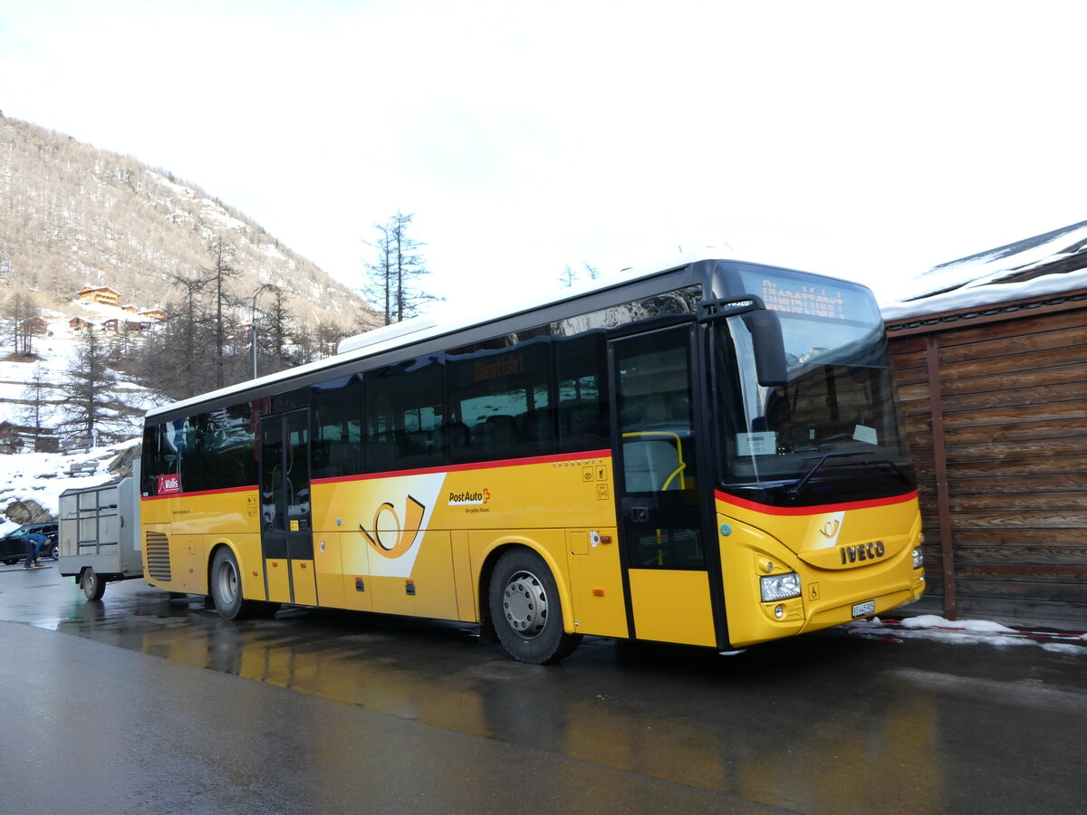 (244'326) - PostAuto Wallis - VS 445'905/PID 10'520 - Iveco am 1. Januar 2023 in Saas-Fee, Busterminal