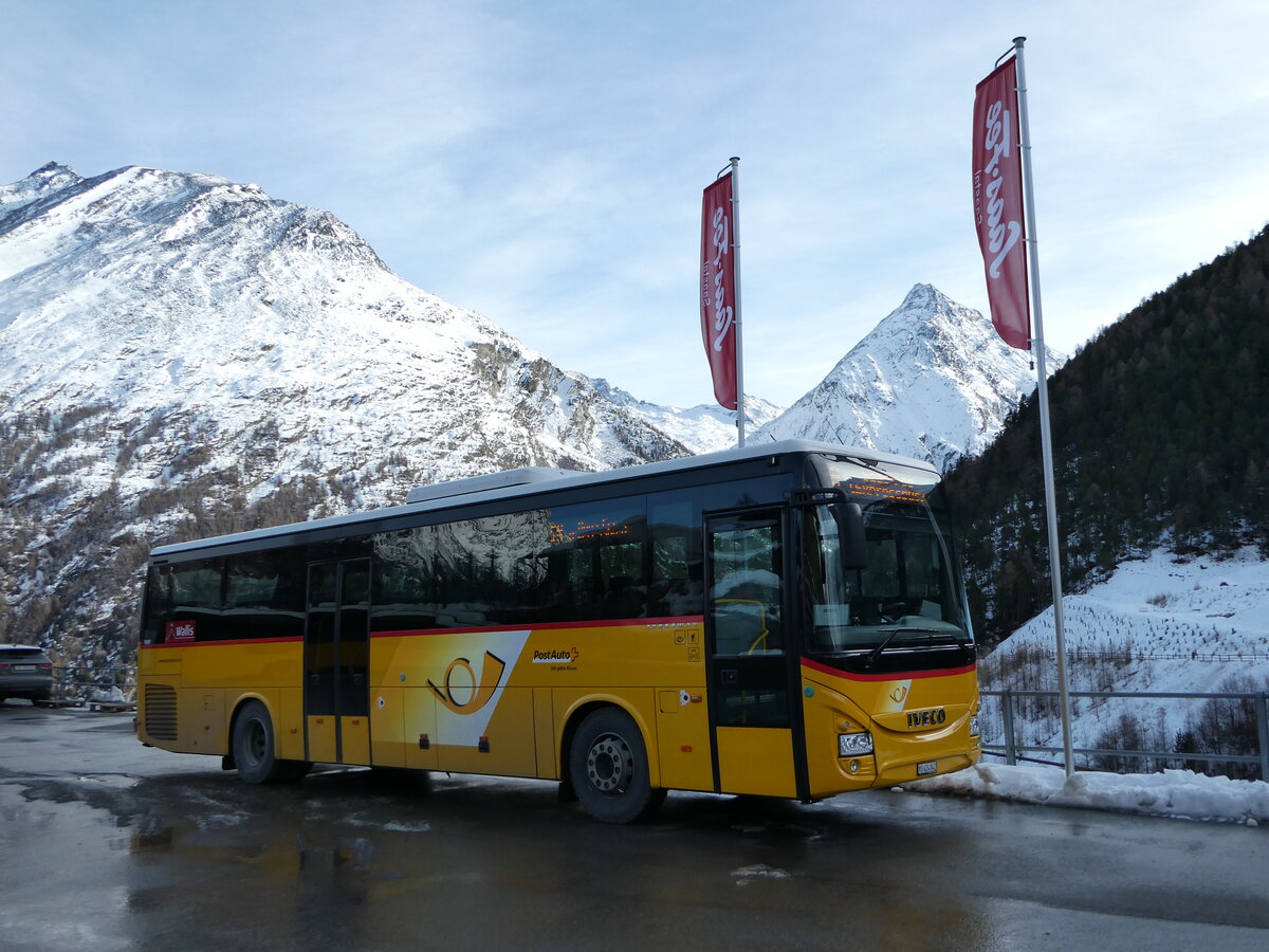 (244'328) - PostAuto Wallis - VS 424'842/PID 10'087 - Iveco am 1. Januar 2023 in Saas-Fee, Busterminal