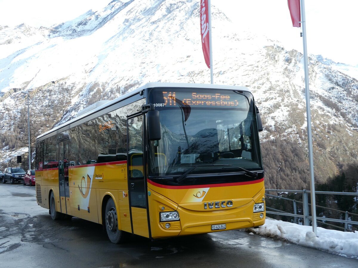 (244'329) - PostAuto Wallis - VS 424'842/PID 10'087 - Iveco am 1. Januar 2023 in Saas-Fee, Busterminal