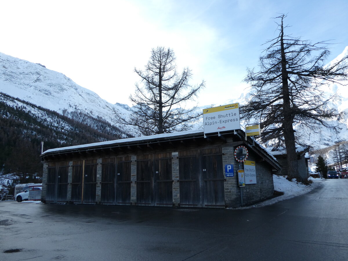 (244'344) - PostAuto-Haltestelle am 1. Januar 2023 in Saas-Fee, Parkhaus