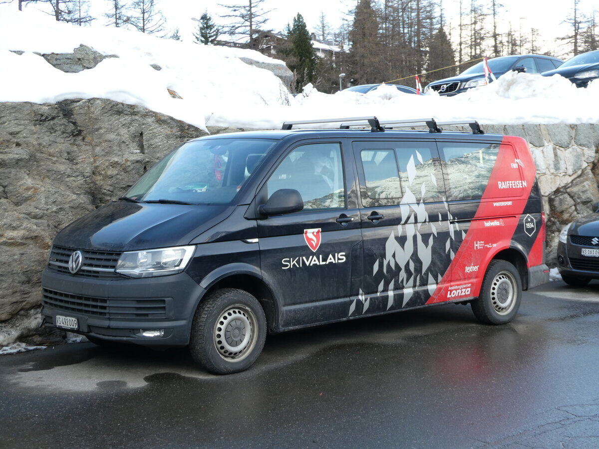 (244'346) - Ski Valais, Sion - VS 492'009 - VW am 1. Januar 2023 in Saas-Fee, Hauptstrasse