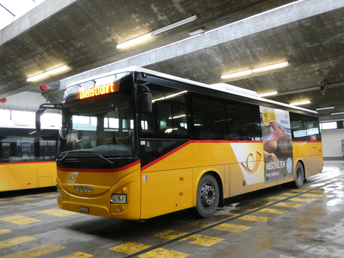 (244'348) - PostAuto Wallis - VS 424'841/PID 10'086 - Iveco am 1. Januar 2023 in Saas-Fee, Busterminal