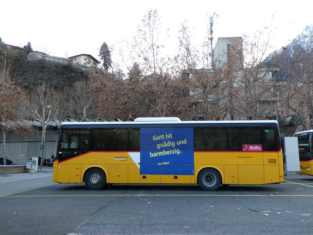 (244'371) - PostAuto Wallis - VS 445'913/PID 10'456 - Iveco am 1. Januar 2023 in Brig, Garage