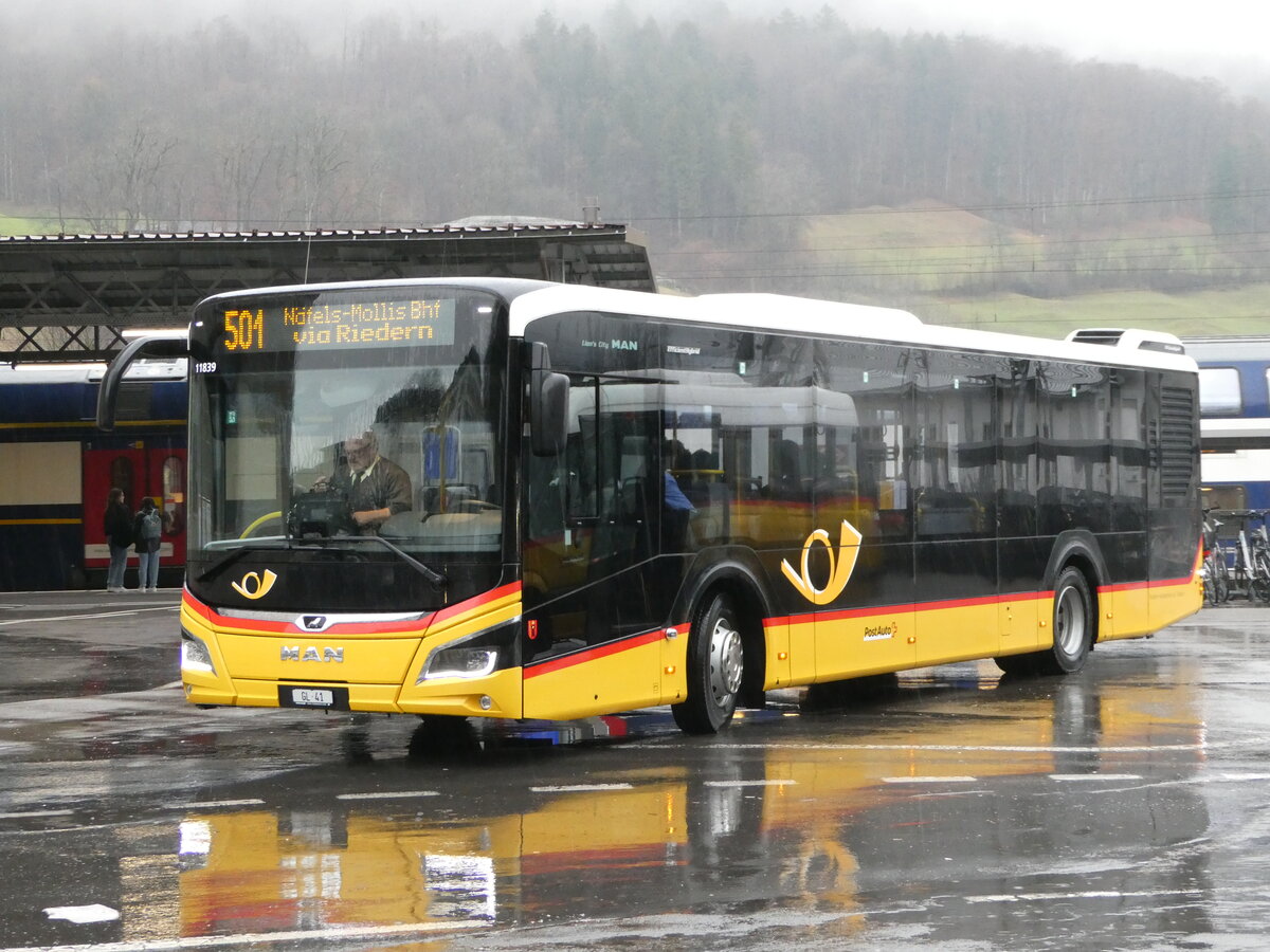 (244'445) - Niederer, Filzbach GL 41/PID 11'839 - MAN am 3. Januar 2023 beim Bahnhof Glarus