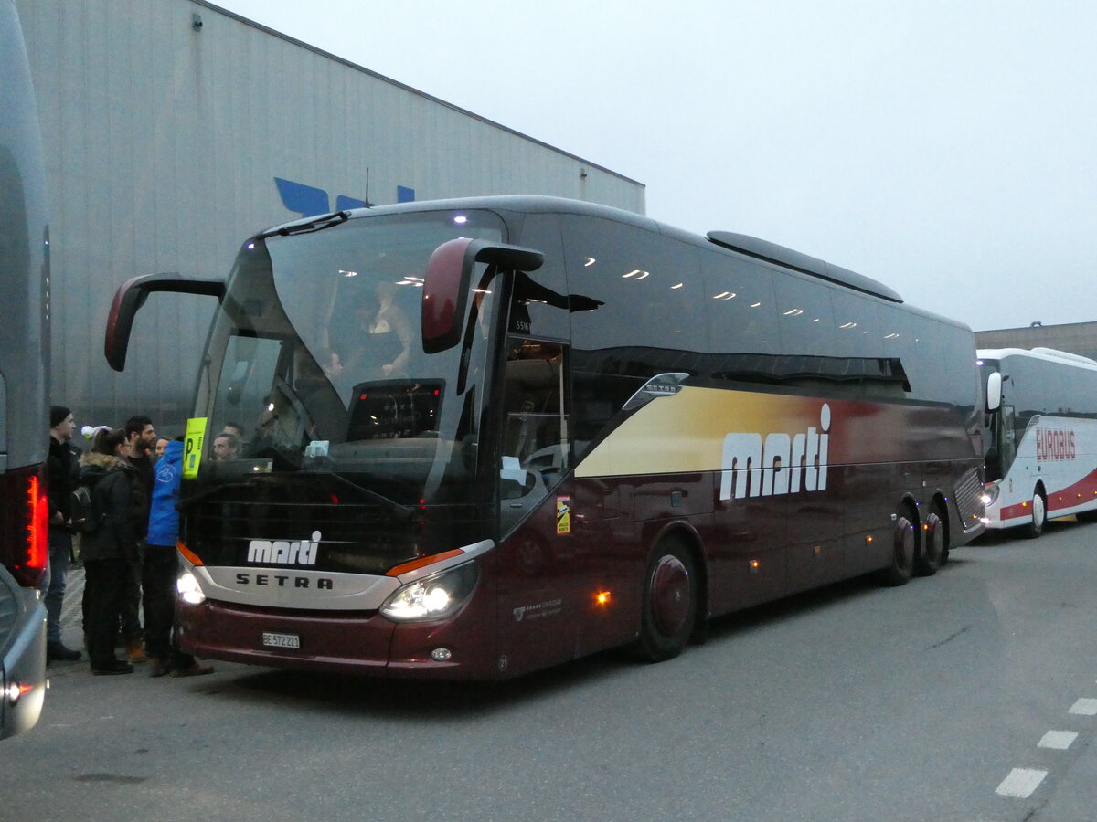 (244'479) - Marti, Kallnach - Nr. 21/BE 572'221 - Setra am 7. Januar 2023 beim Bahnhof Frutigen