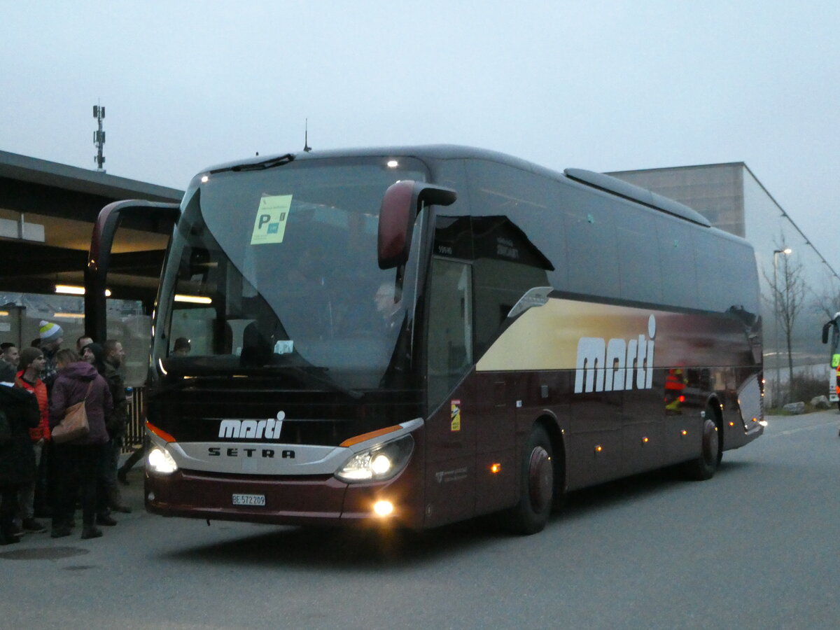 (244'482) - Marti, Kallnach - Nr. 9/BE 572'209 - Setra am 7. Januar 2023 beim Bahnhof Frutigen