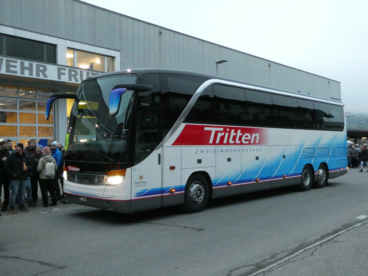 (244'490) - Tritten, Zweisimmen - BE 26'689 - Setra am 7. Januar 2023 beim Bahnhof Frutigen