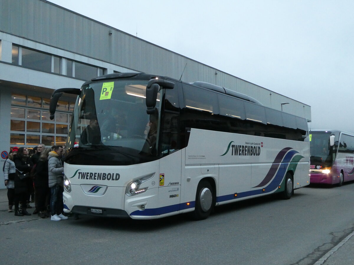 (244'491) - Twerenbold, Baden - Nr. 42/AG 204'044 - VDL am 7. Januar 2023 beim Bahnhof Frutigen