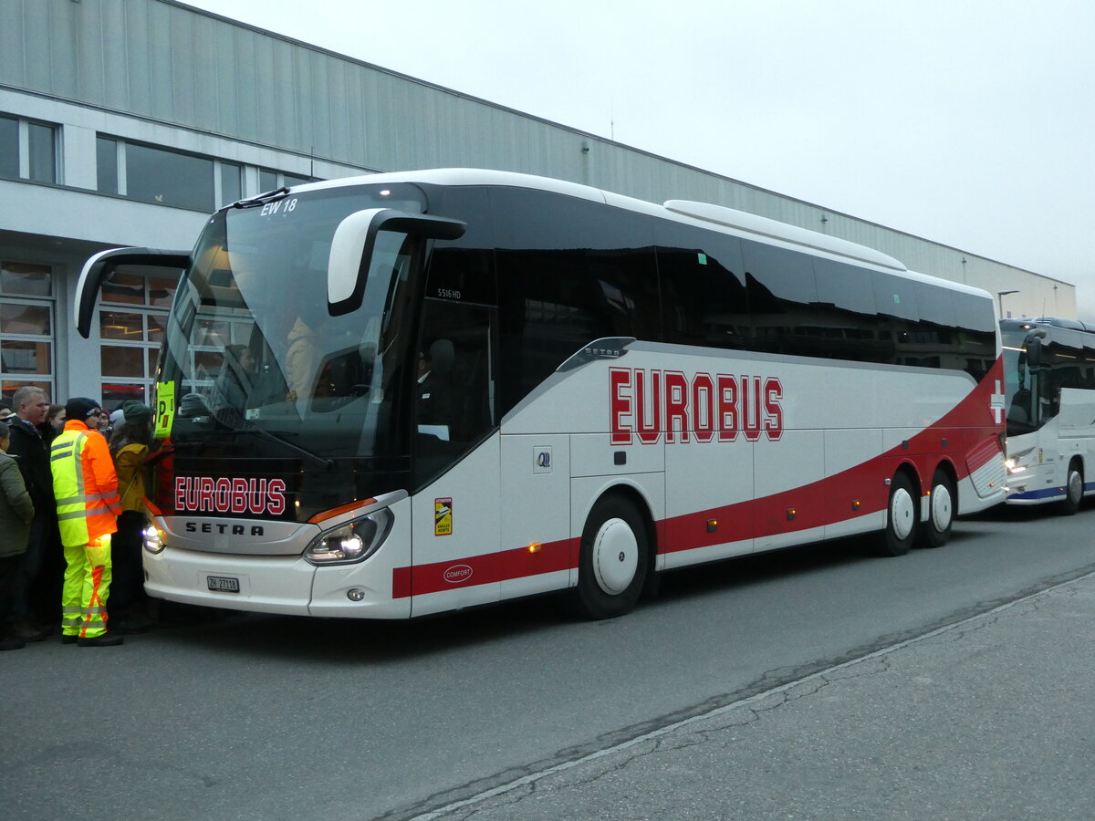 (244'536) - Welti-Furrer, Bassersdorf - Nr. 18/ZH 27'118 - Setra am 7. Januar 2023 beim Bahnhof Frutigen