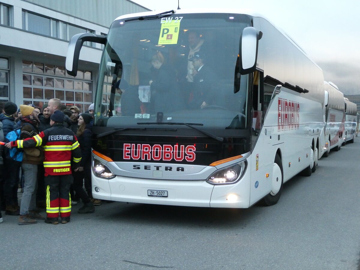 (244'538) - Welti-Furrer, Bassersdorf - Nr. 27/ZH 5027 - Setra am 7. Januar 2023 beim Bahnhof Frutigen