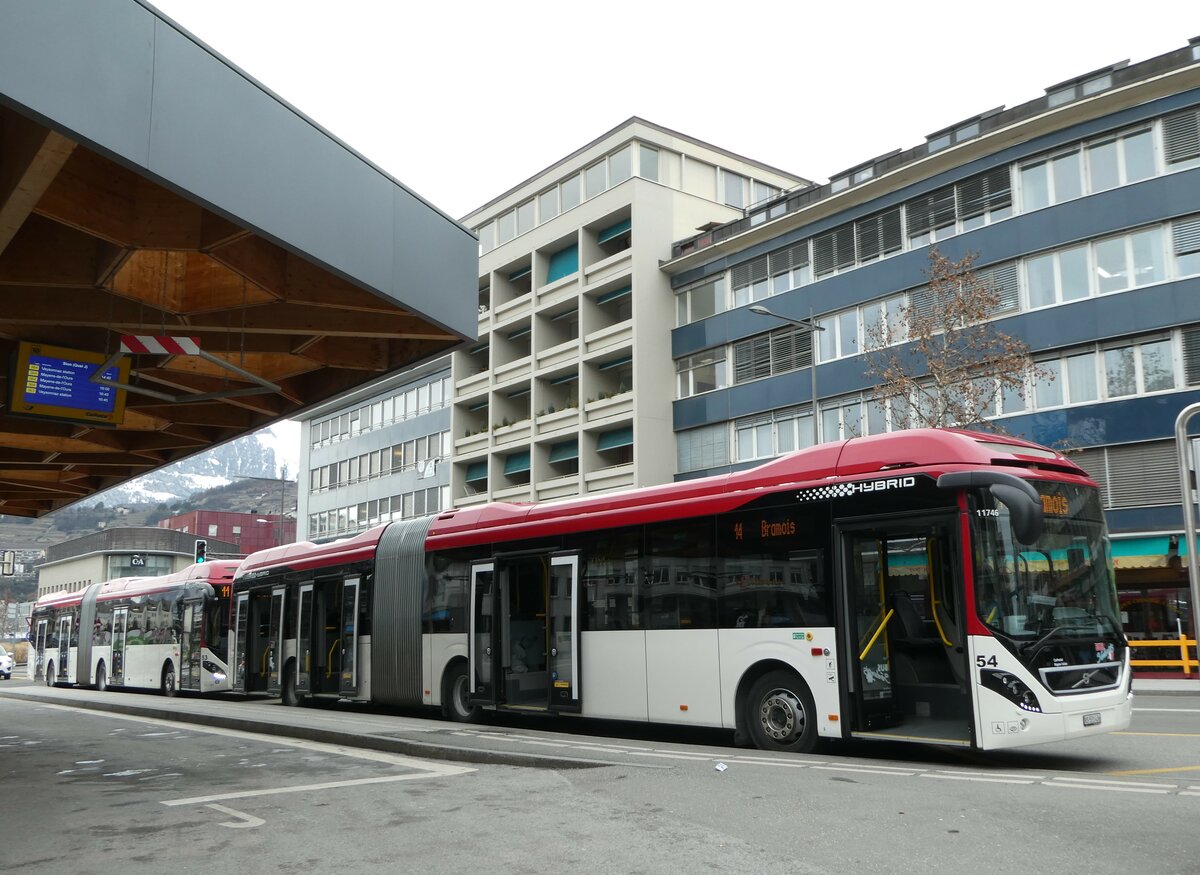 (244'958) - PostAuto Wallis - Nr. 54/VS 531'436/PID 11'746 - Volvo am 11. Januar 2023 beim Bahnhof Sion