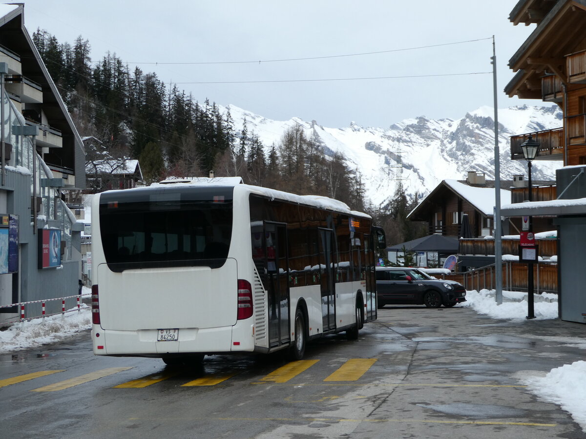 (245'043) - Buchard, Leytron - Nr. 70/VS 84'250 - Mercedes (ex MBC Morges Nr. 79) am 14. Januar 2023 in La Tzoumaz, Tlcabine