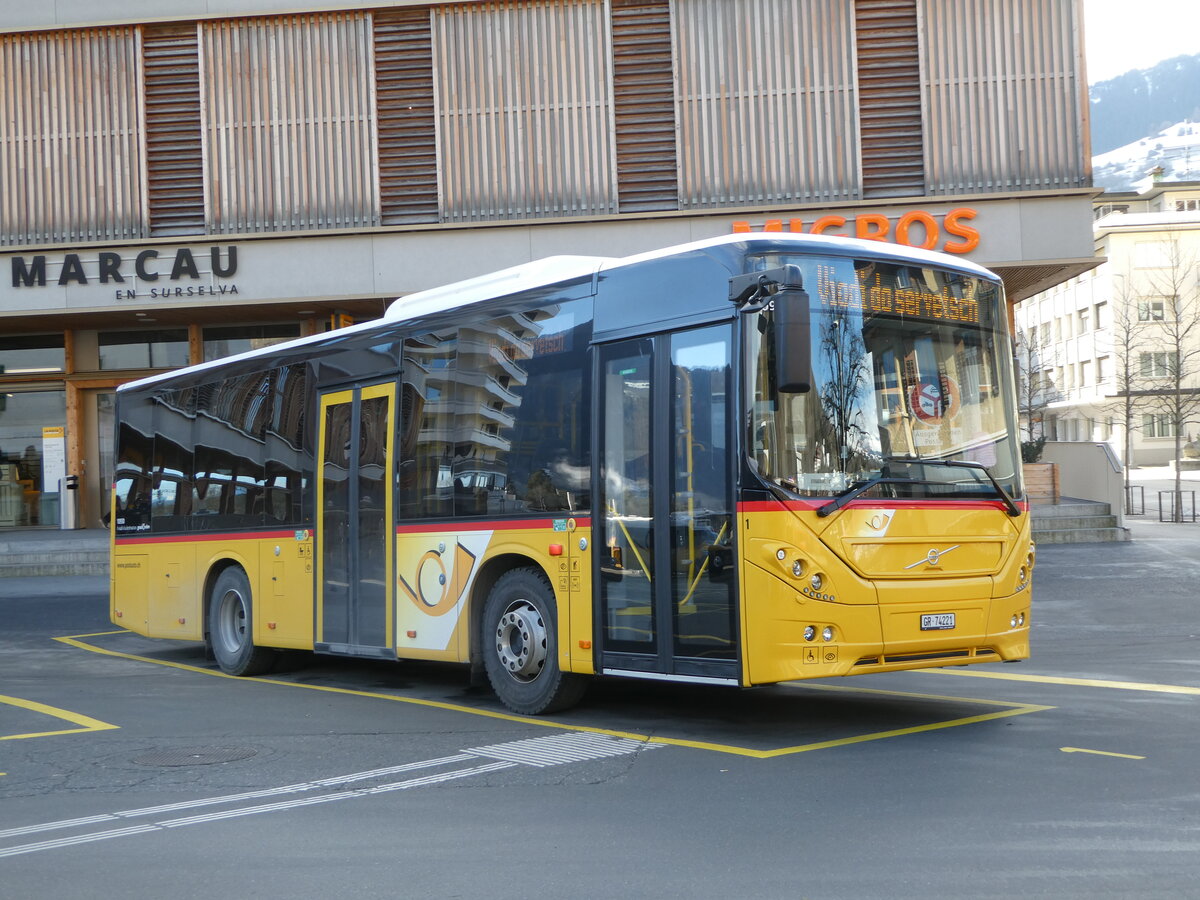 (245'101) - PostAuto Graubnden - Nr. 1/GR 74'221/PID 10'930 - Volvo (ex Fontana Nr. 1) am 18. Januar 2023 beim Bahnhof Ilan7