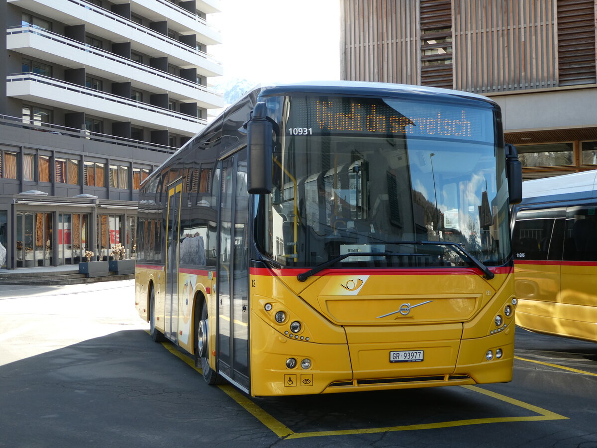 (245'102) - PostAuto Graubnden - Nr. 12/GR 93'977/PID 10'931 - Volvo (ex Fontana, Ilanz Nr. 12) am 18. Januar 2023 beim Bahnhof Ilanz