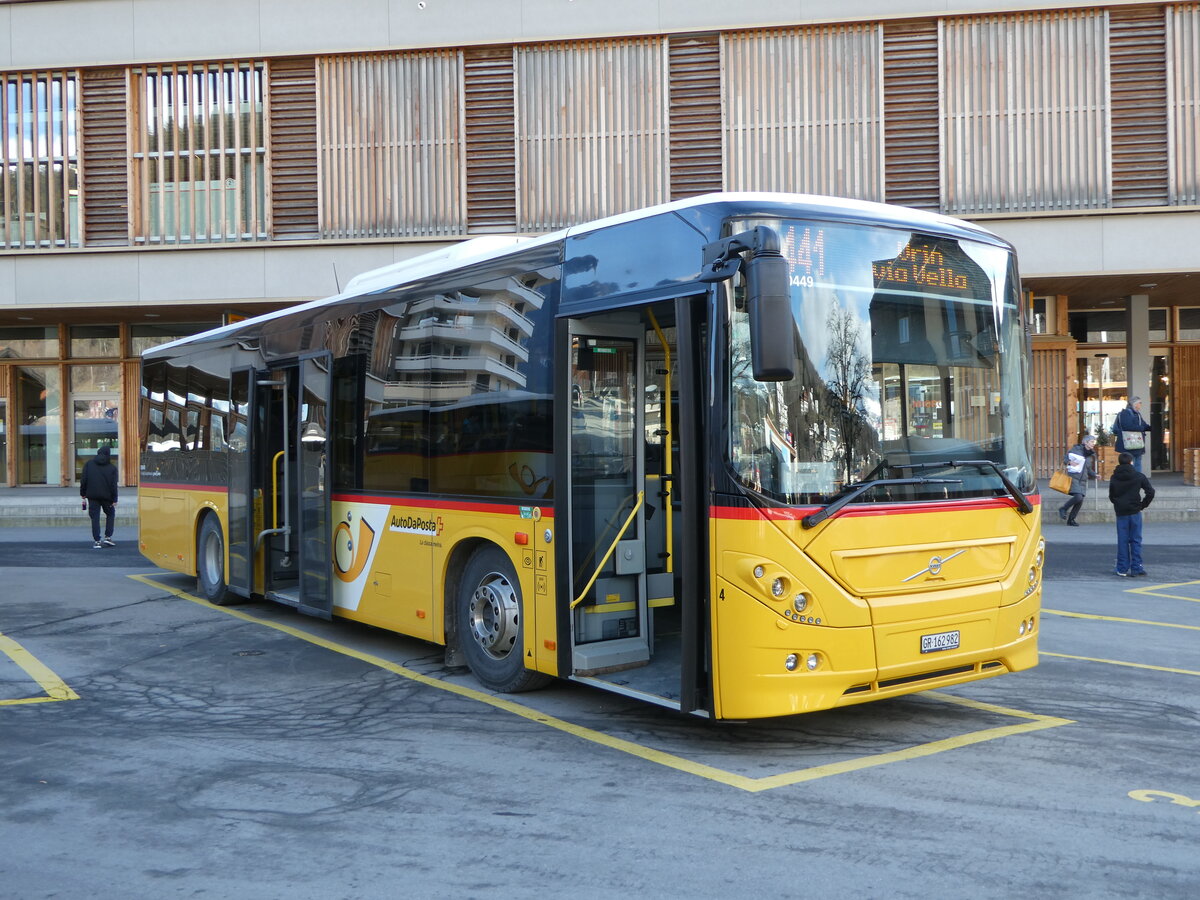 (245'138) - PostAuto Graubnden - Nr. 4/GR 162'982/PID 10'449 - Volvo (ex Fontana, Ilanz Nr. 4) am 18. Januar 2023 beim Bahnhof Ilanz