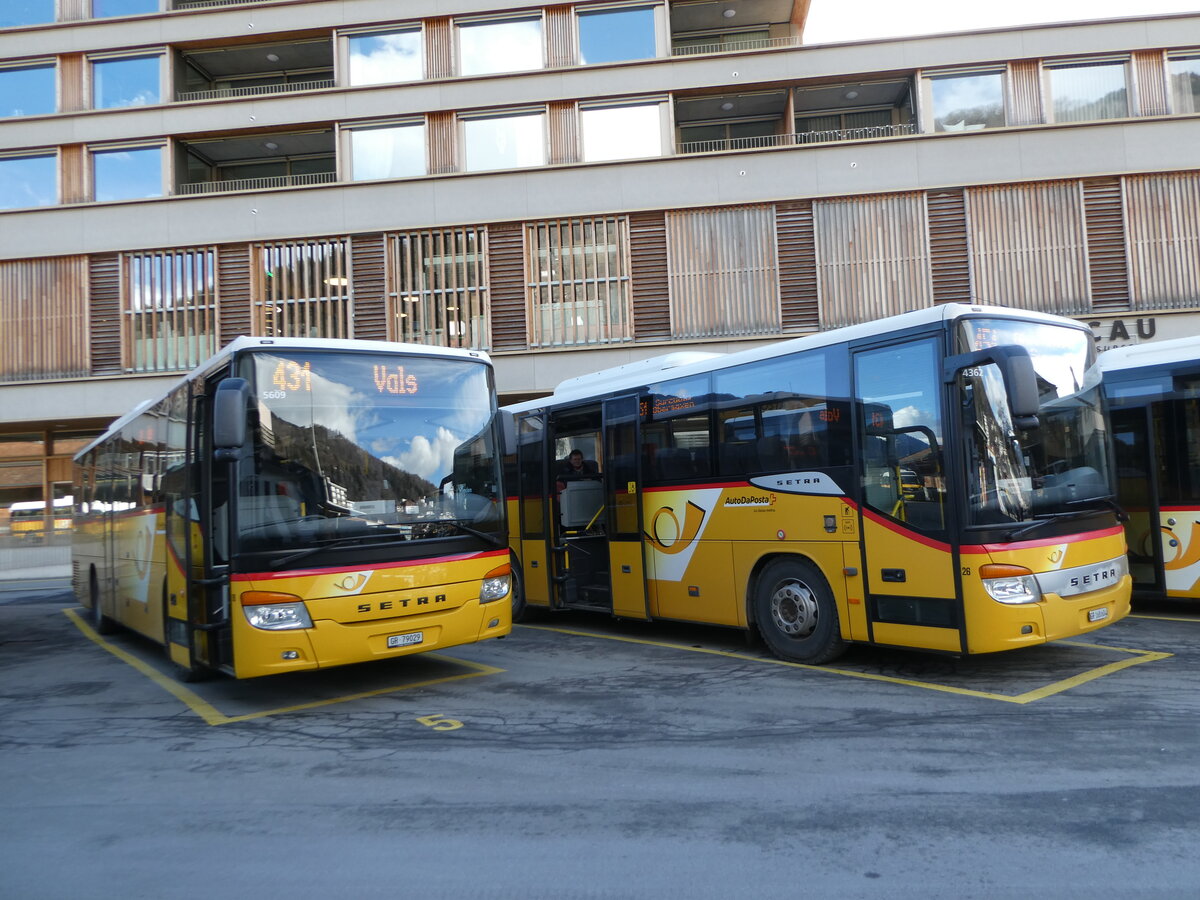 (245'148) - PostAuto Graubnden - Nr. 18/GR 79'029/PID 5609 - Setra (ex Fontana, Ilanz Nr. 18; ex Fontana, Ilanz Nr. 7) + Nr. 26/GR 168'604/PID 4362 - Setra (ex Terretaz, Zernez; ex Gessinger, Bad Ragaz) am 18. Januar 2023 beim Bahnhof Ilanz 