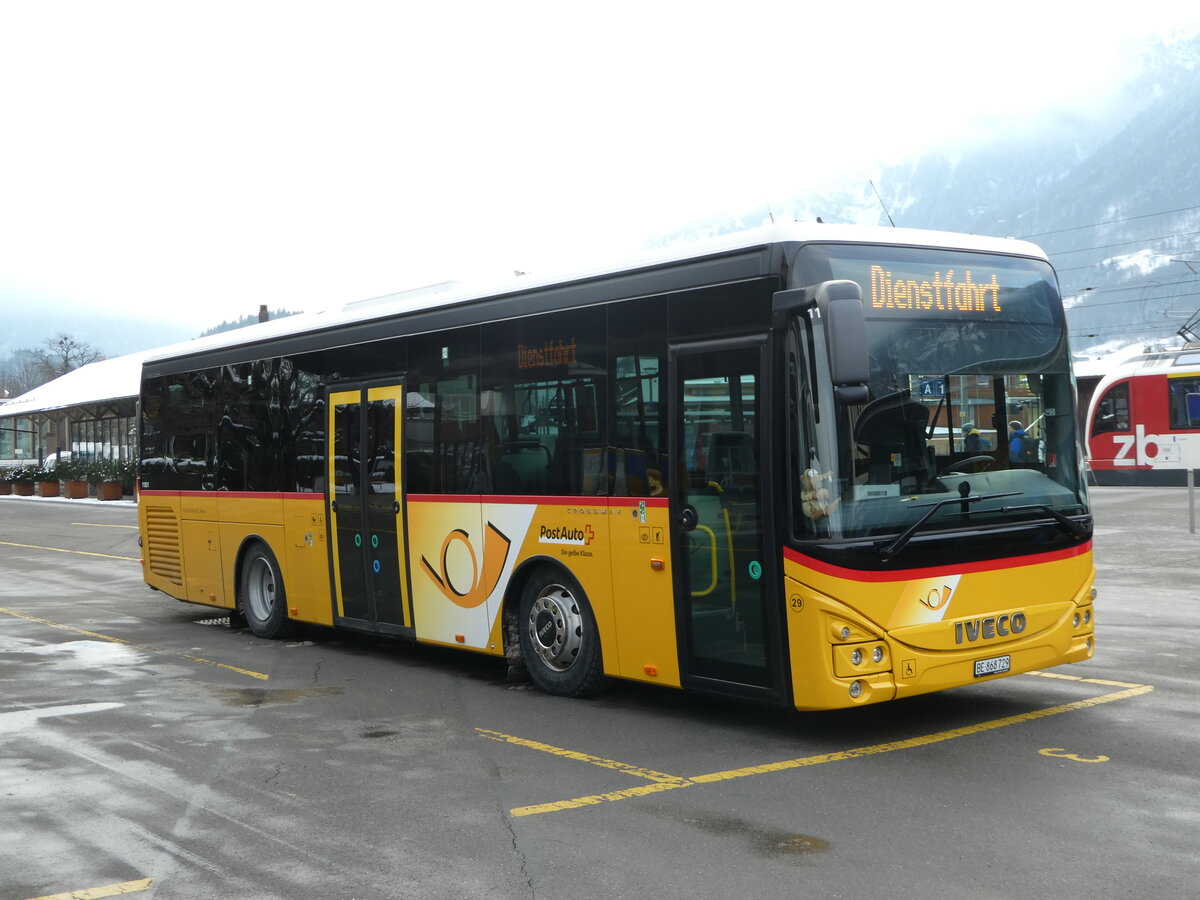 (245'330) - Flck, Brienz - Nr. 29/BE 868'729/PID 11'831 - Iveco am 25. Januar 2023 in Meiringen, Postautostation