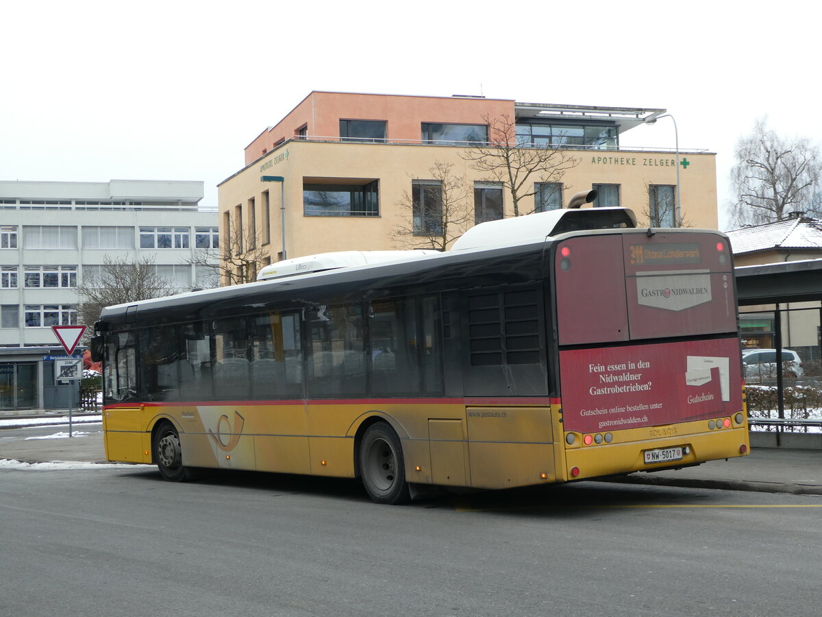 (245'396) - PostAuto Zentralschweiz - Nr. 55/NW 5017/PID 10'252 - Solaris (ex Thepra, Stans Nr. 25) am 25. Januar 2023 beim Bahnhof Stans