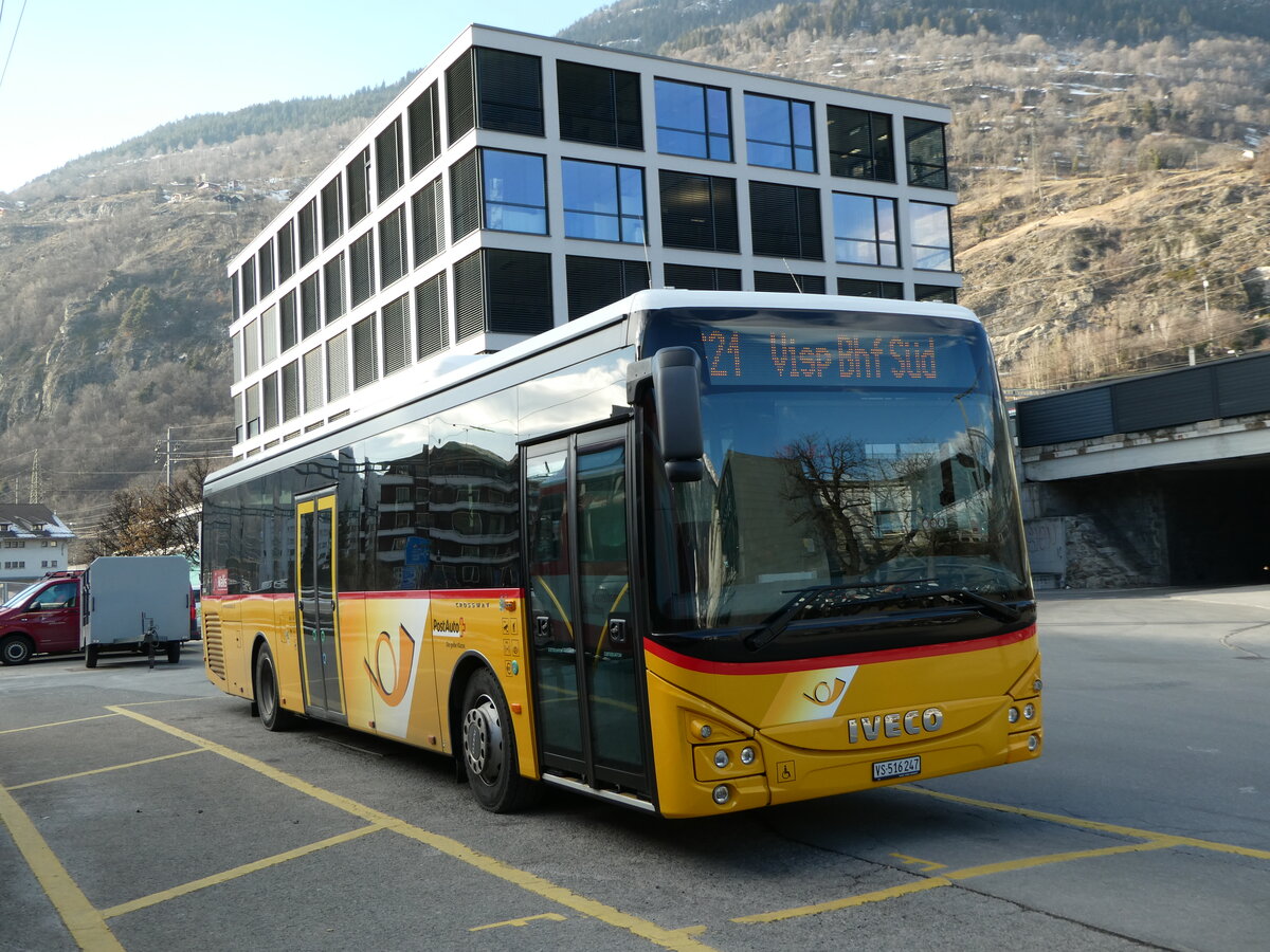 (245'602) - PostAuto Wallis - VS 516'247/PID 11'446 - Iveco am 31. Januar 2023 beim Bahnhof Brig