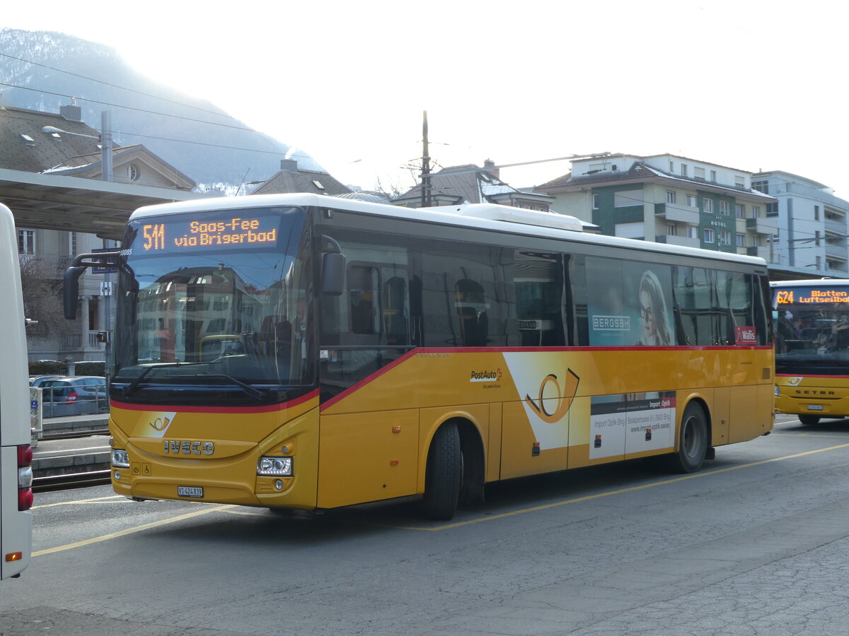 (245'609) - PostAuto Wallis - VS 424'839/PID 10'085 - Iveco am 31. Januar 2023 beim Bahnhof Brig