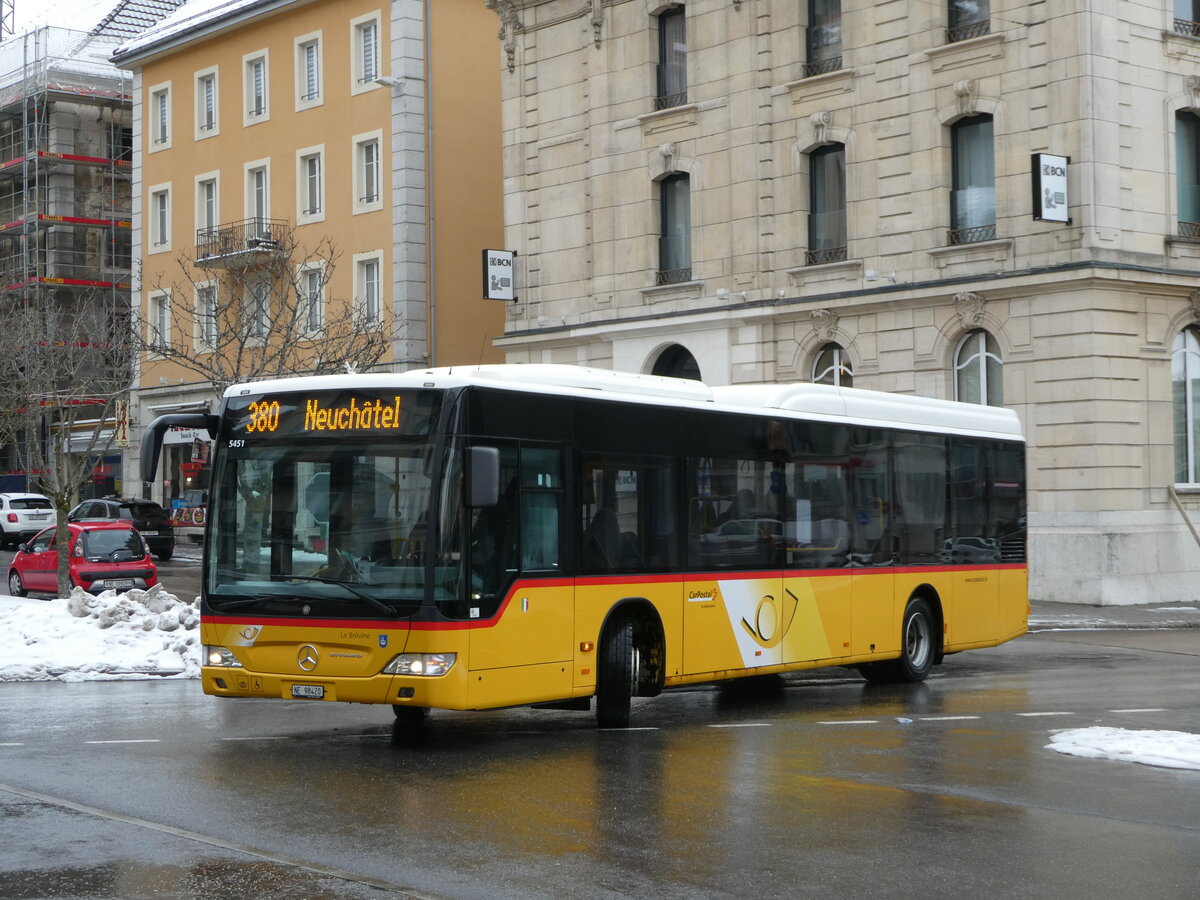 (245'643) - CarPostal Ouest - NE 98'420/PID 5451 - Mercedes am 2. Februar 2023 beim Bahnhof Le Locle