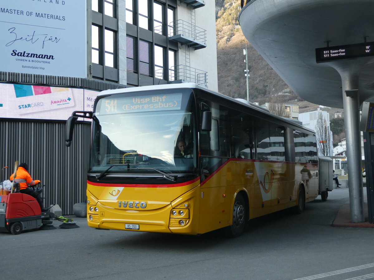 (245'996) - PostAuto Wallis - VS 703/PID 11'909 - Iveco am 11. Februar 2023 beim Bahnhof Visp