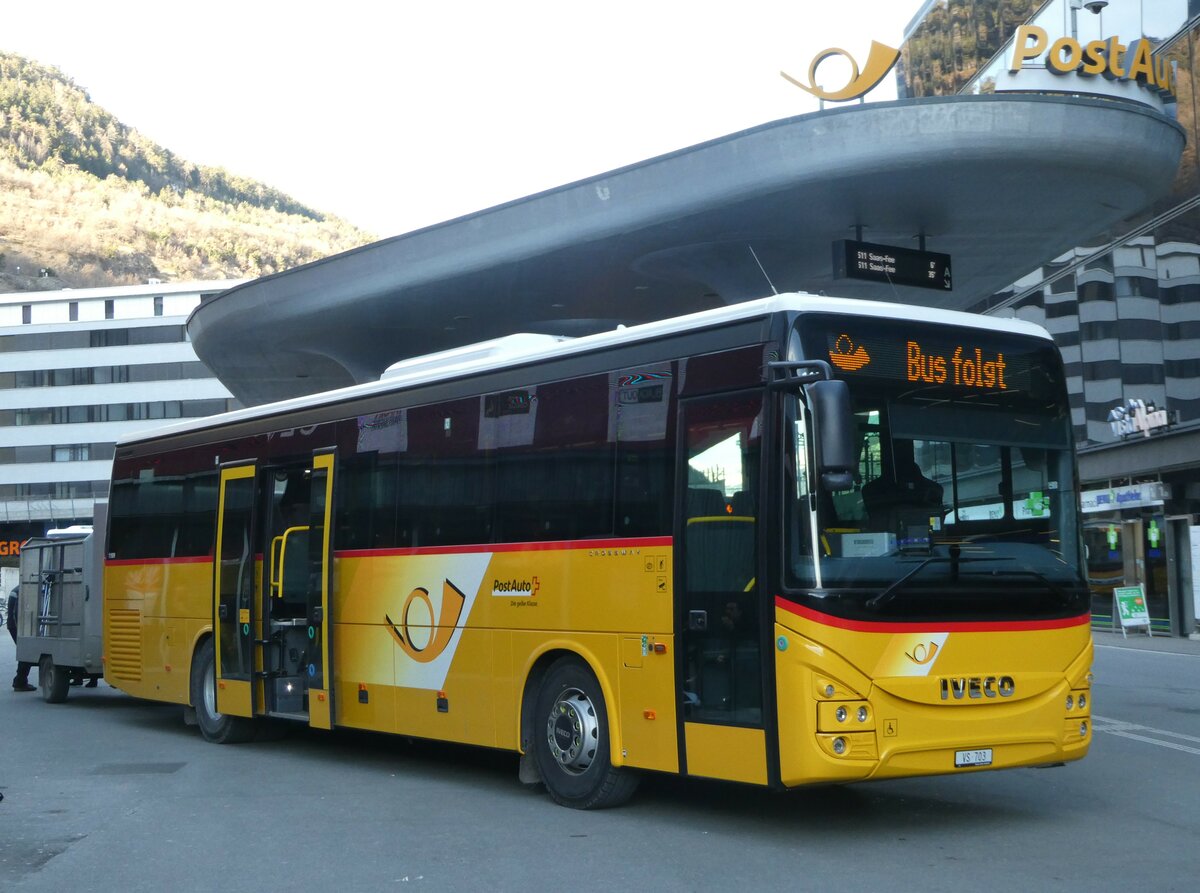 (246'005) - PostAuto Wallis - VS 703/PID 11'909 - Iveco am 11. Februar 2023 beim Bahnhof Visp