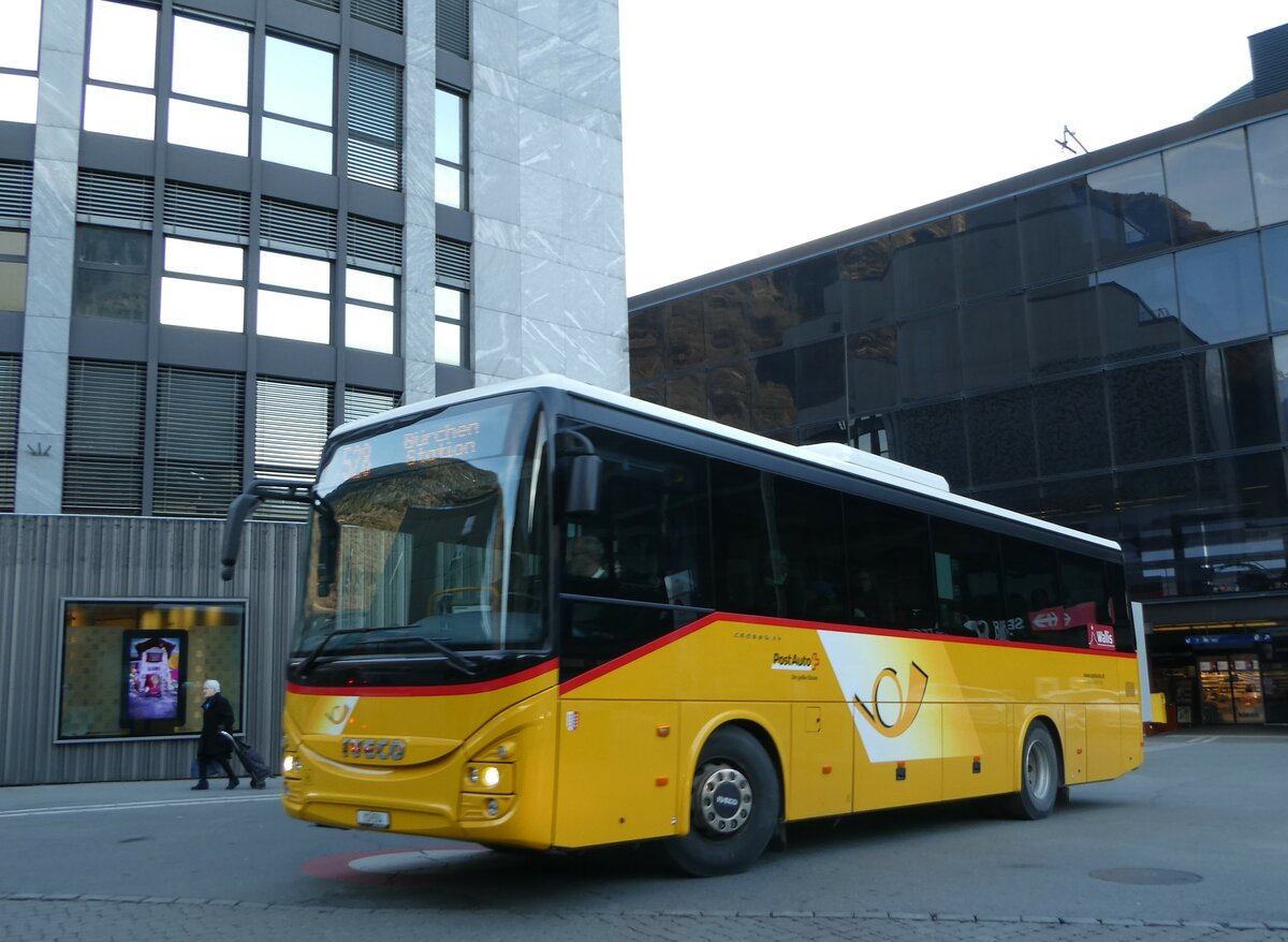 (246'010) - Autotour, Visp - VS 504/PID 11'447 - Iveco am 11. Februar 2023 beim Bahnhof Visp