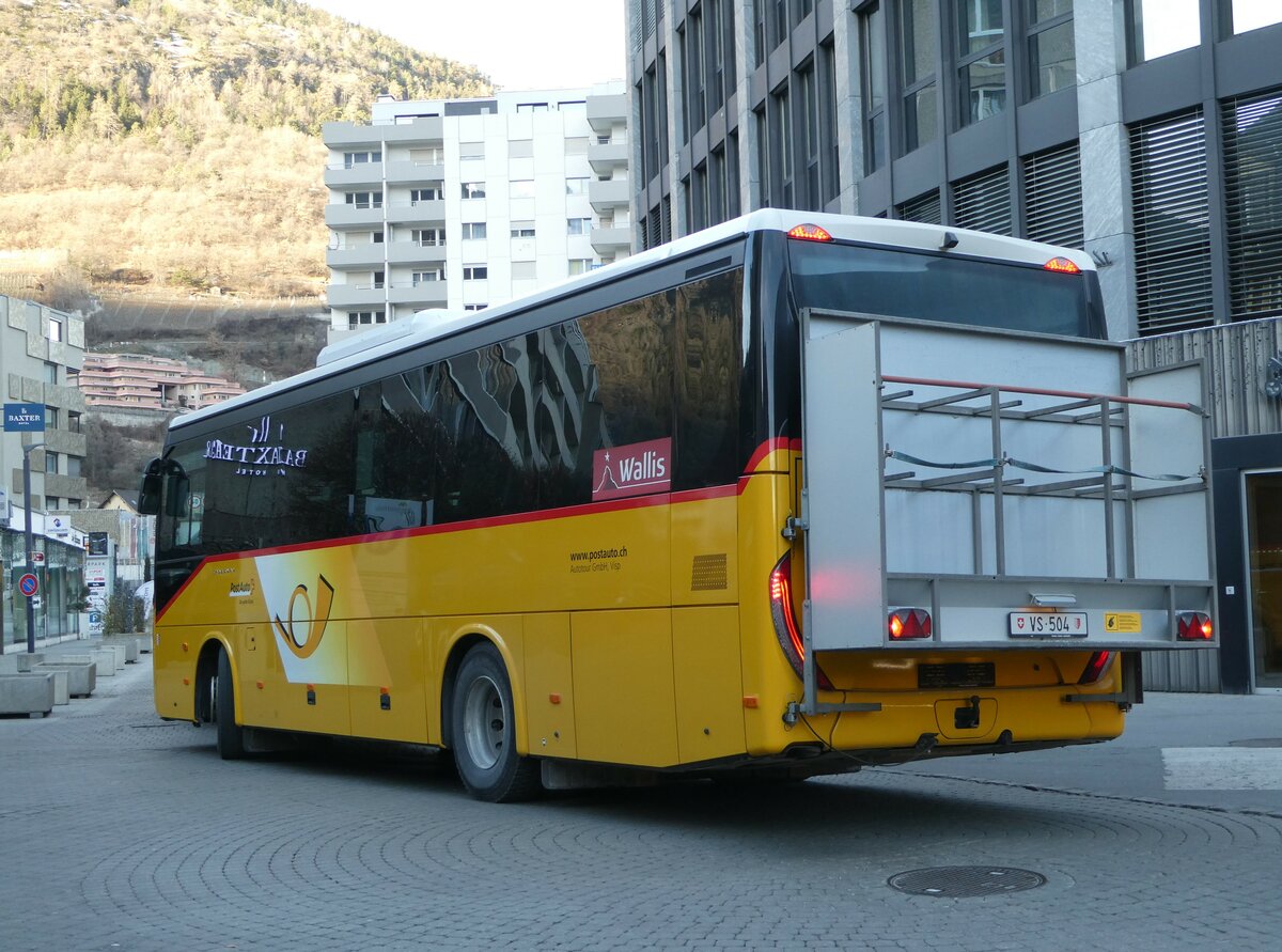 (246'012) - Autotour, Visp - VS 504/PID 11'447 - Iveco am 11. Februar 2023 beim Bahnhof Visp