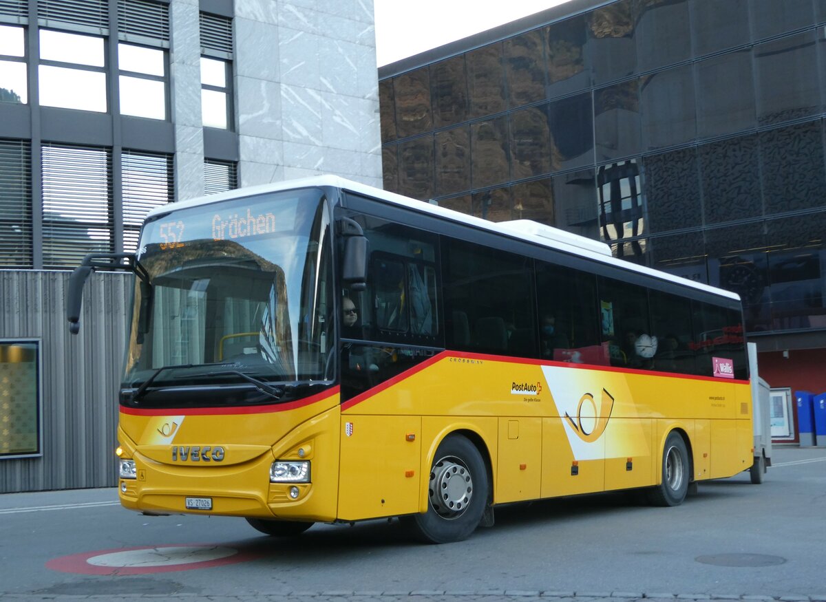 (246'015) - Autotour, Visp - VS 27'026/PID 10'786 - Iveco am 11. Februar 2023 beim Bahnhof Visp