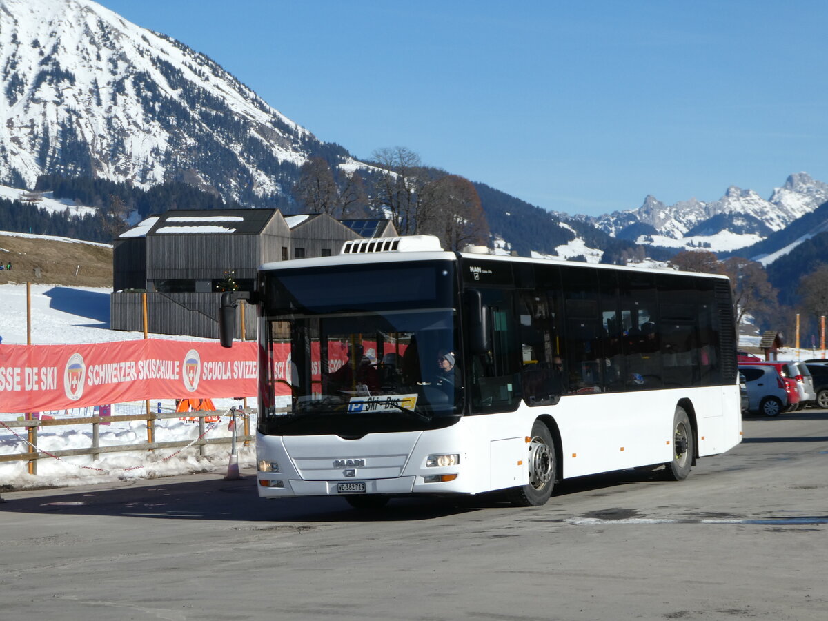 (246'026) - Leysin-Excursions, Leysin - VD 382'719 - MAN/Gppel (ex CarPostal Ouest PID 5028) am 11. Februar 2023 in Leysin, Centre sportif